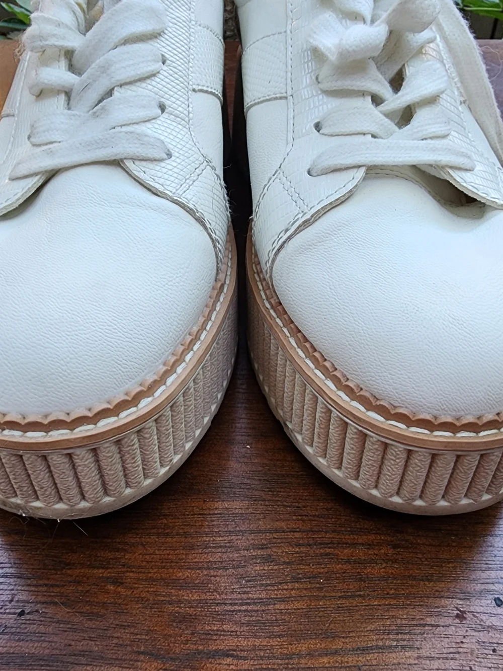 DV Dolce Vita Bubbles White Platform Sneakers Leather Lace Up Shoes Size 10